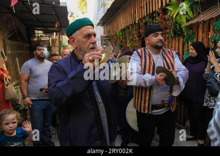 Die Palästinenser schlugen während der Feier der Geburt des Propheten Mohammed in der Altstadt von Nablus Trommeln. Muslime feiern jedes Jahr den Geburtstag des Propheten Muhammad am 12. Von „Rabi“ al-Awwal“, dem dritten Monat im islamischen Kalender. (Foto: Nasser Ishtayeh/SOPA Images/SIPA USA) Stockfoto