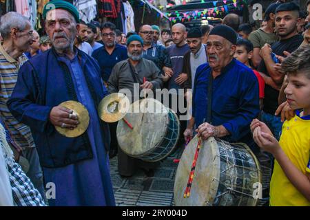 Die Palästinenser schlugen während der Feier der Geburt des Propheten Mohammed in der Altstadt von Nablus Trommeln. Muslime feiern jedes Jahr den Geburtstag des Propheten Muhammad am 12. Von „Rabi“ al-Awwal“, dem dritten Monat im islamischen Kalender. (Foto: Nasser Ishtayeh/SOPA Images/SIPA USA) Stockfoto