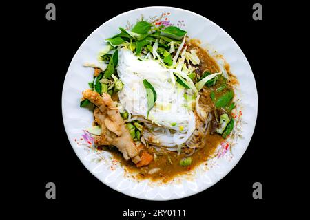 Thai-Reisnudel mit Hähnchenfuß-Curry und Fischbällchen Stockfoto