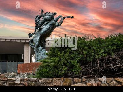 Das „Early Rodeo“ mit dem Titel Bronze Rodeo Cowboy Skulptur des Künstlers Richard Terry steht vor dem Prescott City Hall, Arizona, und feiert 100 Jahre Rodeo Stockfoto