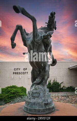 Das „Early Rodeo“ mit dem Titel Bronze Rodeo Cowboy Skulptur des Künstlers Richard Terry steht vor dem Prescott City Hall, Arizona, und feiert mit 100 Jahre Rodeo Stockfoto