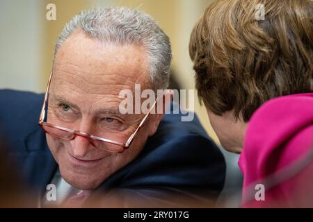 Senator Chuck Schumer (D-N.Y.), Mehrheitsführer des Senats, spricht mit Senatorin Amy Klobuchar (D-MN), Ausschussvorsitzender, während einer Anhörung des Senatsordnungspolitischen Ausschusses zum Thema KI und Wahlen im Kapitol der Vereinigten Staaten am Mittwoch, den 27. September in Washington, D.C. 2023. (Graeme Sloan/SIPA USA) Stockfoto