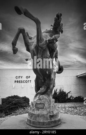 Das „Early Rodeo“ mit dem Titel Bronze Rodeo Cowboy Skulptur des Künstlers Richard Terry steht vor dem Prescott City Hall, Arizona, und feiert 100 Jahre Rodeo Stockfoto