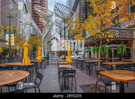 Calgary, Alberta, Kanada – 26. September 2023: Terrassentische in Restaurants an der Stephen Avenue im Stadtzentrum Stockfoto