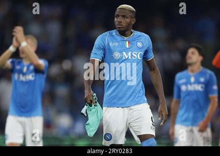 Victor Osimhen, Nigerianer von SSC Napoli, feiert den Sieg nach dem Fußballspiel der Serie A zwischen SSC Napoli und Udinese Calcio im Diego Armando Maradona Stadium in Neapel am 27. September 2023. Stockfoto