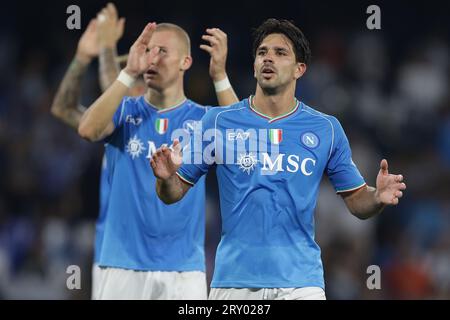 Der argentinische Stürmer Giovanni Simeone von SSC Napoli feiert den Sieg nach dem Fußballspiel der Serie A zwischen SSC Napoli und Udinese Calcio im Diego Armando Maradona Stadion in Neapel am 27. September 2023. Stockfoto