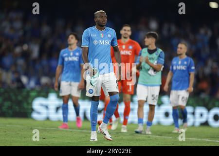 Victor Osimhen, Nigerianer von SSC Napoli, feiert den Sieg nach dem Fußballspiel der Serie A zwischen SSC Napoli und Udinese Calcio im Diego Armando Maradona Stadium in Neapel am 27. September 2023. Stockfoto