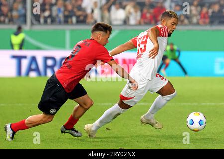 Wiesbaden, Deutschland 27. September 2023: DFB-Pokal - 1 Rd - 2023/2024 - Wehen Wiesbaden vs RB Leipzig im Bild: v. li. im Zweikampf Thijmen Goppel (Wiesbaden) gegen Benjamin Henrichs (Leipzig). /// die DFB-Vorschriften verbieten die Verwendung von Fotografien als Bildsequenzen und/oder Quasi-Video /// Stockfoto