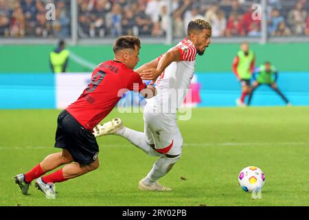 Wiesbaden, Deutschland 27. September 2023: DFB-Pokal - 1 Rd - 2023/2024 - Wehen Wiesbaden vs RB Leipzig im Bild: v. li. im Zweikampf Thijmen Goppel (Wiesbaden) gegen Benjamin Henrichs (Leipzig). /// die DFB-Vorschriften verbieten die Verwendung von Fotografien als Bildsequenzen und/oder Quasi-Video /// Stockfoto