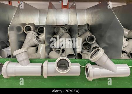 Ecken der grauen pvc-Rohrleitungen. Lager für Polypropylenrohre. Leitung der Wasserversorgung. Hintergrund Vollbild Stockfoto