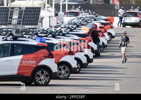 31. August 2023, Austin, Texas, USA: Eine große Flotte autonomer Cruise Vehicles (AV's) durchläuft strenge Tests mit täglichen Fahrten von einem Parkplatz in der Innenstadt von Austin. Das Mehrheitsunternehmen von General Motors (GM) hat mehr als 300 Fahrzeuge in Austin, Phoenix und San Francisco im Einsatz, da es auf dem Markt für autonome Fahrgeschäfte landesweit Einnahmen erzielen will. (Bild: © Bob Daemmrich/ZUMA Press Wire) NUR REDAKTIONELLE VERWENDUNG! Nicht für kommerzielle ZWECKE! Stockfoto