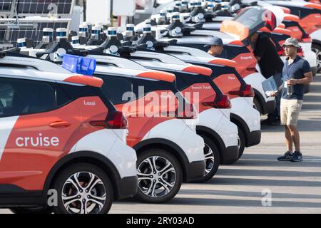 31. August 2023, Austin, Texas, USA: Eine große Flotte autonomer Cruise Vehicles (AV's) durchläuft strenge Tests mit täglichen Fahrten von einem Parkplatz in der Innenstadt von Austin. Das Mehrheitsunternehmen von General Motors (GM) hat mehr als 300 Fahrzeuge in Austin, Phoenix und San Francisco im Einsatz, da es auf dem Markt für autonome Fahrgeschäfte landesweit Einnahmen erzielen will. (Bild: © Bob Daemmrich/ZUMA Press Wire) NUR REDAKTIONELLE VERWENDUNG! Nicht für kommerzielle ZWECKE! Stockfoto