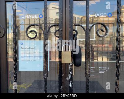 27. August 2023, San Francisco, Kalifornien, USA: Eine ständig geschlossene Chase Bank Filiale in der 8th Street und Market in San Francisco, Kalifornien, am Sonntag, den 27. August 2023. Die Stadt San Francisco ist wegen des Umgangs mit Obdachlosen, Drogen- und Einzelhandelsausfällen in der Innenstadt von San Francisco stark angegriffen worden. (Bild: © David G. McIntyre/ZUMA Press Wire) NUR REDAKTIONELLE VERWENDUNG! Nicht für kommerzielle ZWECKE! Stockfoto