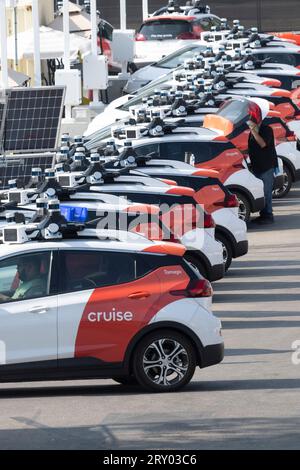 31. August 2023, Austin, Texas, USA: Eine große Flotte autonomer Cruise Vehicles (AV's) durchläuft strenge Tests mit täglichen Fahrten von einem Parkplatz in der Innenstadt von Austin. Das Mehrheitsunternehmen von General Motors (GM) hat mehr als 300 Fahrzeuge in Austin, Phoenix und San Francisco im Einsatz, da es auf dem Markt für autonome Fahrgeschäfte landesweit Einnahmen erzielen will. (Bild: © Bob Daemmrich/ZUMA Press Wire) NUR REDAKTIONELLE VERWENDUNG! Nicht für kommerzielle ZWECKE! Stockfoto