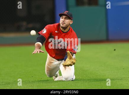 Cleveland, Ohio, 27. September 2023. Cleveland, Ohio, 27. September 2023. Cleveland Guardians Ramon Laureano (10) macht einen Tauchfang bei einem Ballschlag von Cincinnati Reds Noelvi Marte (16) im fünften Inning auf dem Progressive Field in Cleveland, Ohio am Mittwoch, den 27. September 2023. Foto von Aaron Josefczyk/UPI Stockfoto