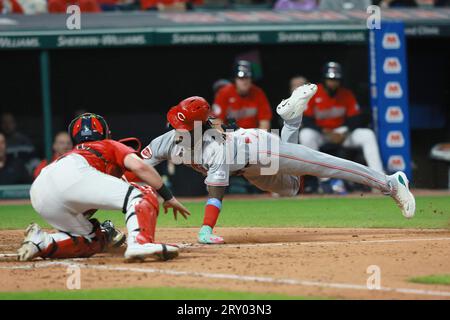 Cleveland, Ohio, 27. September 2023. Cleveland, Ohio, 27. September 2023. Cincinnati Reds Elly de La Cruz (44) wird von Cleveland Guardians Catcher Cam Gallagher (35) im fünften Inning auf dem Progressive Field in Cleveland, Ohio, am Mittwoch, den 27. September 2023, ausgetaggt. Foto von Aaron Josefczyk/UPI Stockfoto