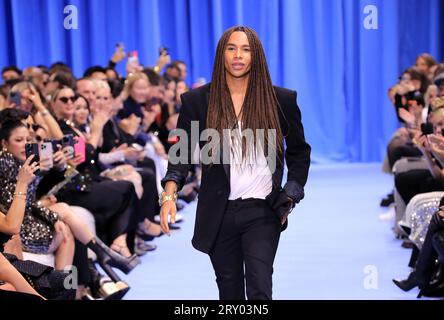 Das Publikum applaudiert dem französischen Modedesigner Olivier Rousteing am Ende seiner Show für Balmain im Rahmen der Frühjahr-Sommer-Fashion Week-Präsentationen 2024 in Paris am Mittwoch, den 27. September 2023. Foto von Eco Clement/UPI Stockfoto