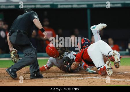 Cleveland, Ohio, 27. September 2023. Cleveland, Ohio, 27. September 2023. Cincinnati Reds Elly de La Cruz (44) wird von Cleveland Guardians Catcher Cam Gallagher (35) im fünften Inning auf dem Progressive Field in Cleveland, Ohio, am Mittwoch, den 27. September 2023, ausgetaggt. Foto von Aaron Josefczyk/UPI Stockfoto