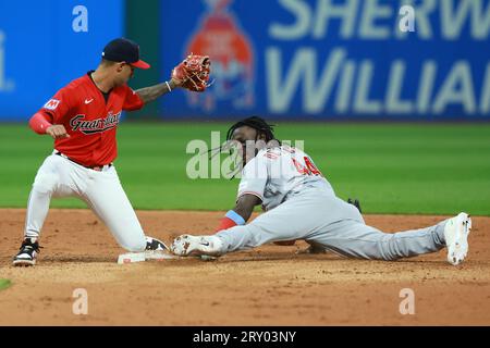 Cleveland, Ohio, 27. September 2023. Cleveland, Ohio, 27. September 2023. Cincinnati Reds Elly de La Cruz (44) stiehlt am Mittwoch, den 27. September 2023, die zweite Basis mit dem Kurzstopp der Cleveland Guardians Brayan Rocchio (6) im fünften Inning des Progressive Field in Cleveland, Ohio. Foto von Aaron Josefczyk/UPI Stockfoto