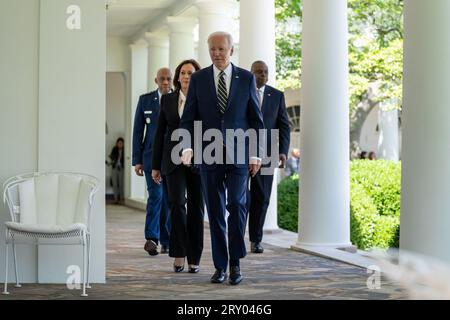 25. Mai 2023 - Washington, DC, USA - Präsident Joe Biden, zusammen mit Vizepräsident Kamala Harris und Verteidigungsminister Lloyd Austin, kehrt nach der Ankündigung von Air Force General Charles Q. Brown, Jr., links zum Oval Office zurück. am Donnerstag, den 25. Mai 2023, als sein Kandidat für den nächsten Vorsitzenden der Joint Chiefs of Staff im Weißen Haus. (Bild: © Adam Schultz/White House/ZUMA Press Wire) NUR REDAKTIONELLE VERWENDUNG! Nicht für kommerzielle ZWECKE! Stockfoto