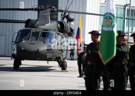 Einer der drei UH60 Black Hawk Hubschrauber wird auf dem Vorsprung während einer Veranstaltung auf dem CATAM - Airbase in Bogota geparkt, wo die Botschaft der Vereinigten Staaten von Amerika in Kolumbien am 27. September 2023 drei Lockheed Martin UH60 Black Hawks zur Verbesserung der antinarktischen Operationen gab. Foto: Chepa Beltran/Long Visual Press Stockfoto