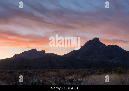 Sonnenaufgang über den Chisos Mountains in Big Bend Stockfoto