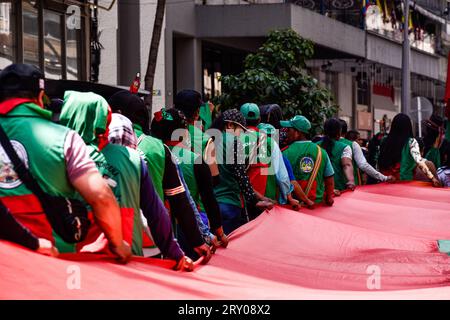 Kolumbiens indigene Wachgemeinden nehmen am 27. September 2023 Teil, als Kolumbianer zur Unterstützung der von der Regierung geplanten Sozialreformen in Bogota, Kolumbien, marschieren. Foto: Cristian Bayona/Long Visual Press Stockfoto