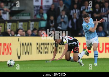 Lewis Miley von Newcastle United trifft nach einer Herausforderung von Julian Alvarez aus Manchester City während des Carabao Cup-Matches in der dritten Runde zwischen Newcastle United und Manchester City in St. James's Park, Newcastle am Mittwoch, den 27. September 2023. (Foto: Mark Fletcher | MI News) Stockfoto