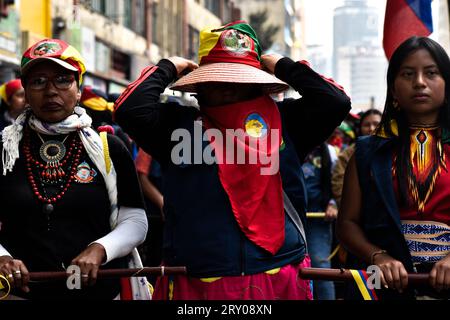 Kolumbiens indigene Wachgemeinden nehmen am 27. September 2023 Teil, als Kolumbianer zur Unterstützung der von der Regierung geplanten Sozialreformen in Bogota, Kolumbien, marschieren. Foto: Cristian Bayona/Long Visual Press Stockfoto