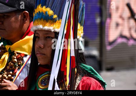 Kolumbiens indigene Wachgemeinden nehmen am 27. September 2023 Teil, als Kolumbianer zur Unterstützung der von der Regierung geplanten Sozialreformen in Bogota, Kolumbien, marschieren. Foto: Cristian Bayona/Long Visual Press Stockfoto