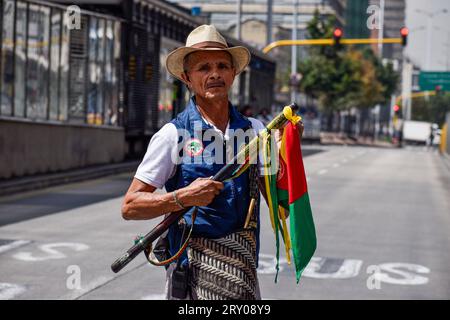 Kolumbiens indigene Wachgemeinden nehmen am 27. September 2023 Teil, als Kolumbianer zur Unterstützung der von der Regierung geplanten Sozialreformen in Bogota, Kolumbien, marschieren. Foto: Cristian Bayona/Long Visual Press Stockfoto