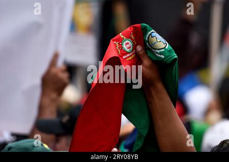 Kolumbiens indigene Wachgemeinden nehmen am 27. September 2023 Teil, als Kolumbianer zur Unterstützung der von der Regierung geplanten Sozialreformen in Bogota, Kolumbien, marschieren. Foto: Cristian Bayona/Long Visual Press Stockfoto