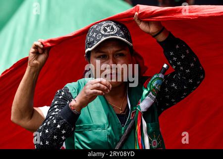 Kolumbiens indigene Wachgemeinden nehmen am 27. September 2023 Teil, als Kolumbianer zur Unterstützung der von der Regierung geplanten Sozialreformen in Bogota, Kolumbien, marschieren. Foto: Cristian Bayona/Long Visual Press Stockfoto