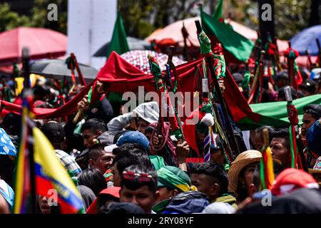 Kolumbiens indigene Wachgemeinden nehmen am 27. September 2023 Teil, als Kolumbianer zur Unterstützung der von der Regierung geplanten Sozialreformen in Bogota, Kolumbien, marschieren. Foto: Cristian Bayona/Long Visual Press Stockfoto