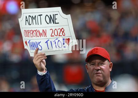 Cleveland, Ohio, 27. September 2023. Cleveland, Ohio, 27. September 2023. Ein Fan der Cleveland Guardians hält ein Schild, das den Guardians Manager Terry Francona bei einem Spiel gegen die Cincinnati Reds im Progressive Field in Cleveland, Ohio, am Mittwoch, den 27. September 2023 unterstützt. Foto von Aaron Josefczyk/UPI Stockfoto