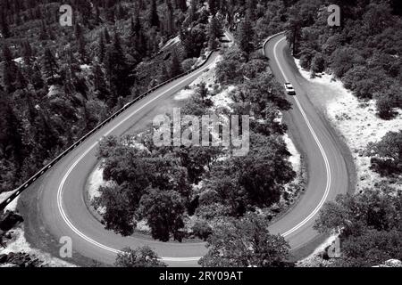 Historische Route 30 in Oregon in einer Haarnadelkurve am Rowenas Crest. Schwarz-weiß Stockfoto