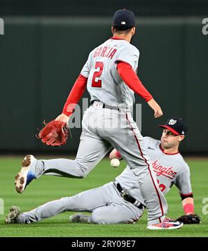Weder Washington Nationals Second Baseman Luis Garcia (2) noch Right Fielder Lane Thomas (28) können eine Single von Baltimore Orioles’ James McCann während des zweiten Inning eines Interleague-Spiels in Camden Yards in Baltimore, Maryland, am Mittwoch, den 27. September 2023, spielen. Foto von David Tulis/UPI Stockfoto