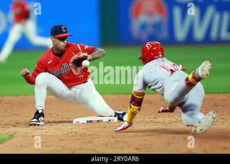 Cleveland, Ohio, 27. September 2023. Cleveland, Ohio, 27. September 2023. Cleveland Guardians Short Stop Brayan Rocchio (6) nimmt einen Wurf, um Cincinnati Reds Noelvi Marte (16) auf der zweiten Basis im neunten Inning auf Progressive Field in Cleveland, Ohio, am Mittwoch, den 27. September 2023, auszumachen. Foto von Aaron Josefczyk/UPI Stockfoto