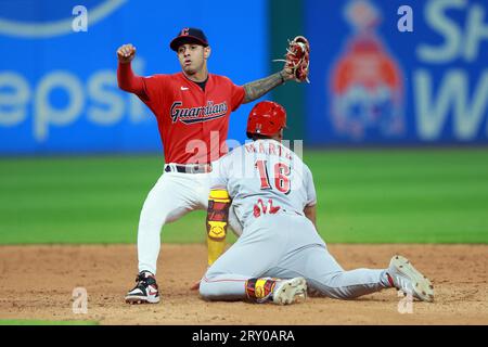 Cleveland, Ohio, 27. September 2023. Cleveland, Ohio, 27. September 2023. Brayan Rocchio (6) fällt zurück, nachdem er am Mittwoch, den 27. September 2023, Cincinnati Reds Noelvi Marte (16) auf der zweiten Basis im neunten Inning im Progressive Field in Cleveland, Ohio, ausgespielt hat. Foto von Aaron Josefczyk/UPI Stockfoto