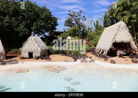 Die hawaiianische Ahupua'a Sonderausstellung mit Bronzeskulpturen, Hütten, einem Teich und Fiberglas-Fischen im Na Aina Kai Botanical Gardens in Kauai, Hawaii, USA Stockfoto