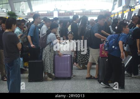 HANGZHOU, CHINA - 28. SEPTEMBER 2023 - Passagiere warten in der Wartehalle des Hangzhou East Railway Station in Hangzhou, der ostchinesischen provinz Zhejiang Stockfoto