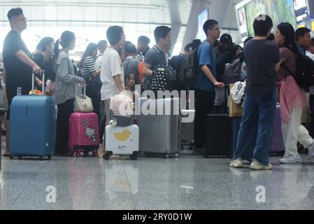 HANGZHOU, CHINA - 28. SEPTEMBER 2023 - Passagiere warten in der Wartehalle des Hangzhou East Railway Station in Hangzhou, der ostchinesischen provinz Zhejiang Stockfoto