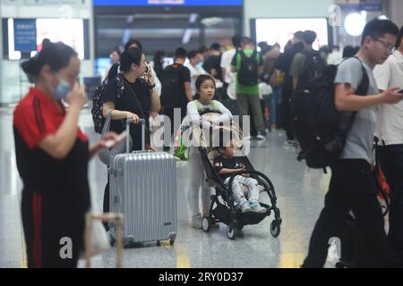 HANGZHOU, CHINA - 28. SEPTEMBER 2023 - Passagiere warten in der Wartehalle des Hangzhou East Railway Station in Hangzhou, der ostchinesischen provinz Zhejiang Stockfoto