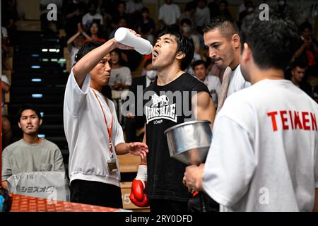 Eigoro Akai, Mitte, tritt mit den Trainern Sendai Tanaka, links, und Carlos Linares vor dem Halbfinalturnier 2023 East Japan Rookie of the Year Middleweight in der Korakuen Hall in Tokio, Japan, am 15. September 2023 in den Ring ein. (Foto: Hiroaki Finito Yamaguchi/AFLO) Stockfoto