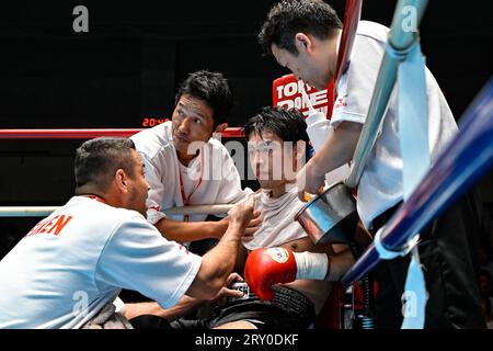 Eigoro Akai hört Trainer Carlos Linares, links, zu, als er von den Trainern Sendai Tanaka, zweite links, und Shin Muraki, rechts, behandelt wird, bevor er die dritte Runde während des Halbfinalturniers des East Japan Rookie of the Year Tournament Middleweight 2023 in der Korakuen Hall in Tokio, Japan, am 15. September 2023, absolvierte. (Foto: Hiroaki Finito Yamaguchi/AFLO) Stockfoto