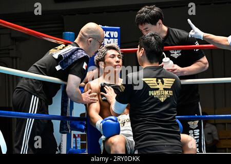 Ryohei Ibuki hört Trainer Yuji Maruyama, zweiter rechts, zu, als er von Trainern Ryuichi Yokoi, links, und Kenta Kato, rechts, vor der zweiten Runde während des Halbfinalturniers 2023 im Mittelgewicht des East Japan Rookie of the Year Tournament am 15. September 2023 in der Korakuen Hall in Tokio, Japan, behandelt wird. (Foto: Hiroaki Finito Yamaguchi/AFLO) Stockfoto