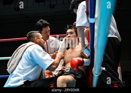 Eigoro Akai hört Trainer Carlos Linares, der links ist, zu, als er von Trainer Sendai Tanaka, zweiter linker, vor der zweiten Runde während des Halbfinalspiels des East Japan Rookie of the Year Tournament Middleweight 2023 in der Korakuen Hall in Tokio, Japan, am 15. September 2023 behandelt wird. (Foto: Hiroaki Finito Yamaguchi/AFLO) Stockfoto