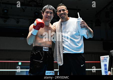 Eigoro Akai, links, posiert mit Trainer Carlos Linares, nachdem er am 15 2023. September 2023 das Halbfinale des East Japan Rookie of the Year Tournament Middleweight mit einem Achtelfinale TKO in der Korakuen Hall in Tokio, Japan, gewonnen hat. (Foto: Hiroaki Finito Yamaguchi/AFLO) Stockfoto