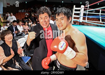 Eigoro Akai, rechts, posiert mit seinem Vater Hidekazu Akai, nachdem er am 15. September 2023 das Halbfinale des East Japan Rookie of the Year Tournament Middleweight mit einem Achtelfinale in der Korakuen Hall in Tokio, Japan, gewonnen 2023 hat. (Foto: Hiroaki Finito Yamaguchi/AFLO) Stockfoto