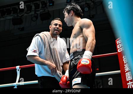 Eigoro Akai, rechts, erhält Anweisungen von Trainer Carlos Linares vor der zweiten Runde während des Halbfinalspiels des East Japan Rookie of the Year Tournament Middleweight 2023 in der Korakuen Hall in Tokio, Japan, am 15. September 2023. (Foto: Hiroaki Finito Yamaguchi/AFLO) Stockfoto